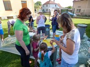 Společné odpoledne rodičů a dětí - natírání popelnic